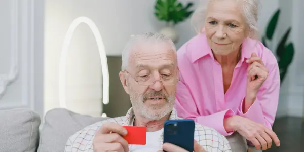 С 1 апреля пособия и пенсии в Армении будут выплачиваться только на банковские карты