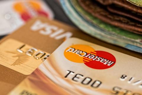 Какие классы карт Visa и Mastercard можно открыть в Армении и чем они отличаются?